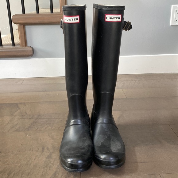 Hunter Shoes - Hunters Size 8 - (buckle broken right foot pic 3)